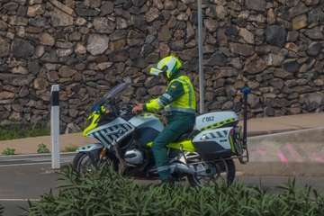  Encomiable servicio de auxilio de una patrulla de la Guardia Civil de Tráfico en Telde/Reportaje Antonio Rico.